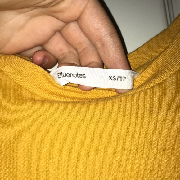 A plain yellow T-shirt - Picture 3 of 3